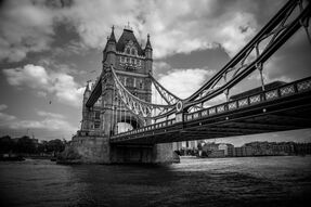 Фотообои Черно-белый мост через реку